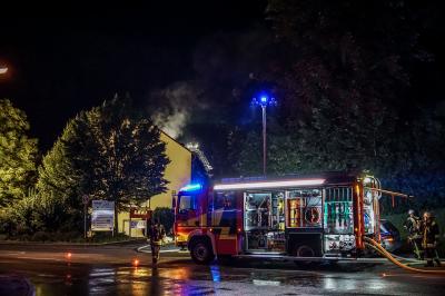 Kirchheim Teck: Dachstuhlbrand - Loescharbeiten dauern an - Angrenzendes Gebaeude in Gefahr